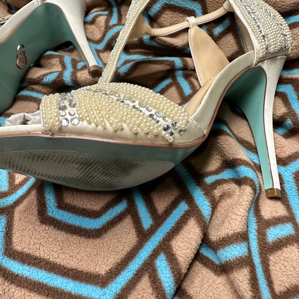 Betsey Johnson Blue bottom Women's
Sb-Ido Dress Sandal wedding heels ivory - Picture 6 of 7